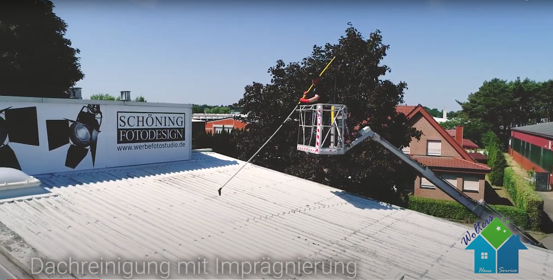 Professionelle Dachreinigung in Darme mit Teleskoplanze.